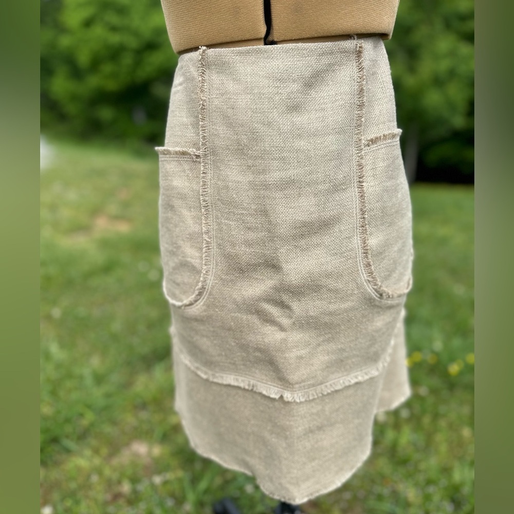 Oscar de le Renta skirt. Saks Fifth Avenue. Soft burlap. Frayed hem. Size 10 - Picture 4 of 9